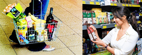 독일의 한 대형 할인점에서 소비자가 공정무역 상품을 장바구니에 담아가는 모습(왼쪽)과 공정무역 커피를 고르는 모습. /FLO(공정무역상표협회) 제공