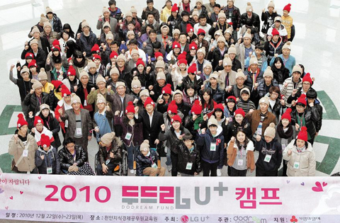 행사에 참가한 이상철(아래 사진) 부회장과 멘토, 멘티들 은 서로의 손을 잡고 파이팅을 외쳤다. /LG U+ 제공