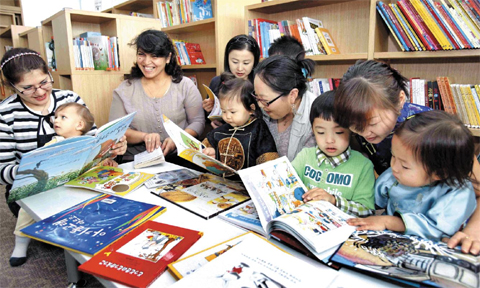 서울 이문동에 있는 다문화어린이도서관‘모두’에서 다문화 가정 엄마들이 아이들에게 동화책을 읽어주고 있다. /STX 제공