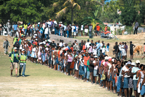 아이티의 가장 절박함은 먹는 것이다. 굿네이버스의 식량 배분에는 3000여명이 몰렸다. /굿네이버스 제공