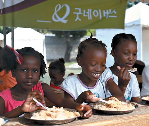 ‘ 싱글맘’캠프에서 아이들이 가장 즐거워하는 시간도 밥 먹을 때이다. /굿네이버스 제공