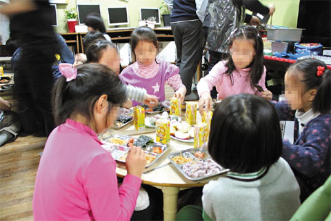 서울 중랑구 솔로몬지역아동센터 아이들이 저녁밥을 먹고 있다. 방학이 되면 아이들은 센터에서 점심·저녁을 모두 해결해야 하지만, 추가비용 지원이 없어 어려움을 겪는다.