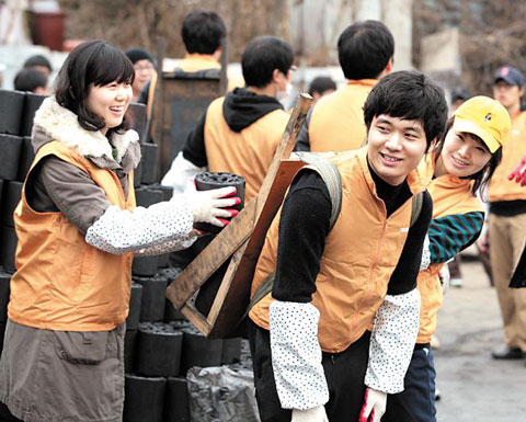 중소기업 네오위즈의 직원들이 서울 중계동에서 지난 연말 연탄 나르기 자원봉사를 하고 있다.