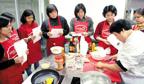 락앤락이 사회공헌 활동의 일환으로 다문화 가정의 주 부들을 위한 한국 요리 강좌를 열고 있다.