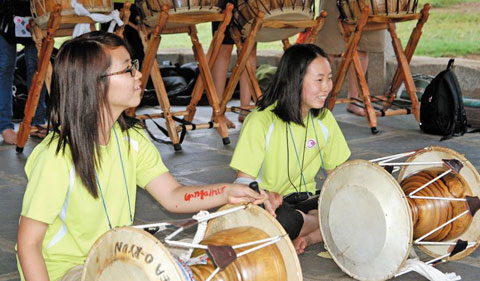 해외탐방단 학생들이 장고, 북, 꽹과리 등으로 한국의 전통음악을 연주하고 있다. 그간 갈고 닦은 실력에 어린이들뿐 아니라 마을 주민들도 모여들었다.
