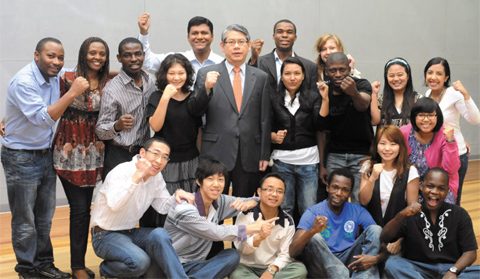 박종구 총장직무대행(사진 가운데)과 아주대학교 국제대학원 학생들.
