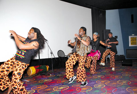 아프리카 이주민으로 구성된‘스트롱 아프리카’팀이 CGV 다문화 영화제 개막식에서 공연을 하고 있다.