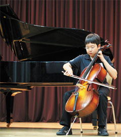 명효는 자폐장애가 있다. 하지만 2년 반이 넘도록 꾸준하게 첼로를 연습했고, 지금은 유라시아 오케스트라의 첼리스트로 활동하고 있다.
