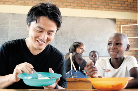 테이블포투 메뉴를 통해 자신의 건강과 웰빙도 챙기면서, 동시에 아프리카 어린이들의 점심도 선물하는 마사히사 고구레.