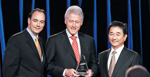 2010년 6월 15일 열린 ‘제9회 삼성 희망의 4계절 자선 기금 모금 행사’에서 빌 클린턴(사진 가운데) 전 미국 대통령이 공로상을 수상하고 있다.