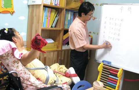 간단한 공부를 하는데에도 장애가 있는 아이에겐 몇 배의 노력이 필요하다.