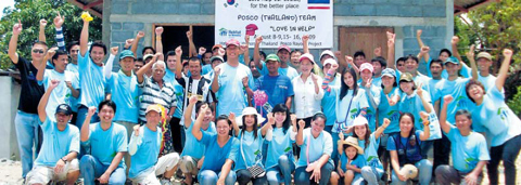포스코 태국 자원봉사팀이 어려운 지역 주민을 위한 집을 지은 후 함께 활짝 웃고 있다.