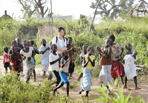 소설가 공지영씨가 어린이재단 홍보대사로 아프리카 세네갈에서 아이들과 만나는 모습. 한국의 NPO는 지난 60년간 비약적인 성장을 이룩하며, 전 세계 어려운 이웃을 돕는 데 앞장서고 있다. /어린이재단 제공