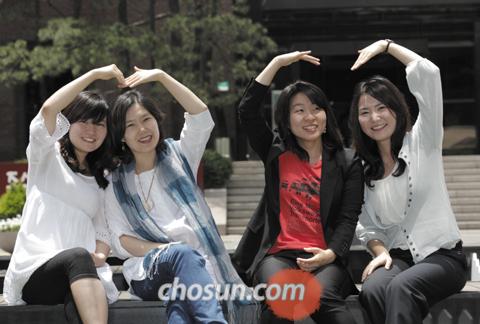 사진 왼쪽부터 길연수, 지경영, 채정아, 김기원씨가 사랑의 ‘하트’를 그리며 활짝 웃고 있다. /이경섭 객원기자