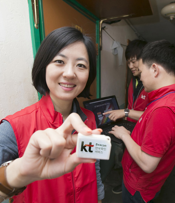 KT그룹이 쪽방촌 주민들의 고독사를 방지하기 위해 개발한 ‘비콘 안부 확인 서비스’. /KT 제공