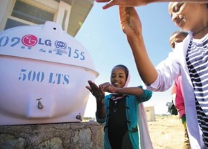 두기데데라 학교 학생들이 교실 앞 물탱크 앞에서 ‘손 씻기 교육’을 실습하고 있다. /LG제공