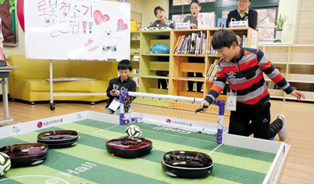 LG사이언스홀 과학체험 아이템인 로봇청소기 축구를 즐기는 오색초 아이들. /LG 제공