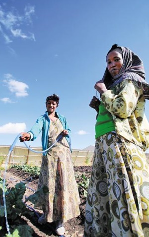 지난달 19일, 에티오피아 오로미아주 ‘LG희망마을’ 시범농장에서 만난 주민들. 농장에서는 두기데데라 마을 주민들의 소득 증대를 위한 농작물들을 실험적으로 재배한다. /LG전자 제공