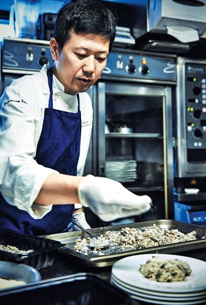 어윤권 셰프는 26년 경력의 이탈리안 요리사로, 현재 서울 청담동에 이탈리안 레스토랑 ‘에오’를, 현대백화점 압구정점에선 이탈리아 음식 코너를 운영하고 있다. /SK 행복나눔재단 제공