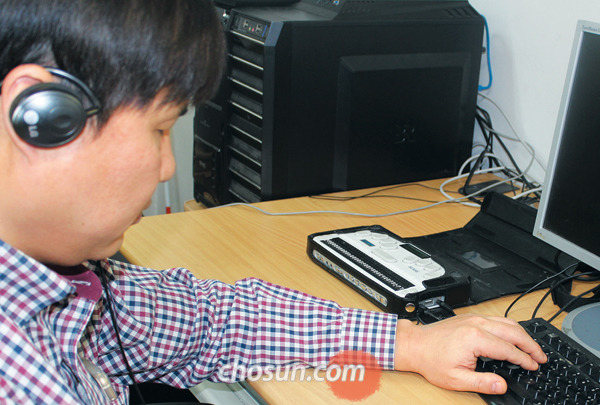 송오용 대표의 회사는 그를 포함, 청각장애인 개발자들 모두가 독학으로 컴퓨터 기술들을 깨쳤다. /강미애 기자