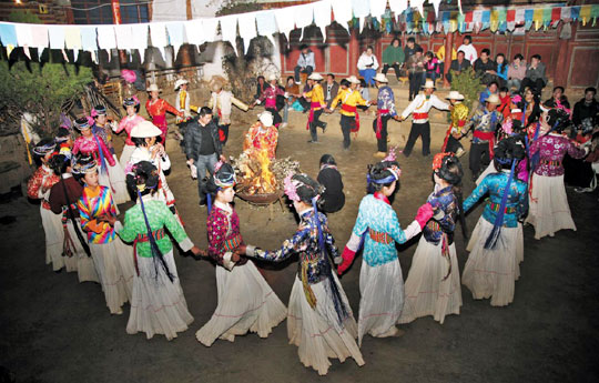 모계사회 전통을 유지하고 있는 중국 차마고지 루구후 마을. 공정여행을 통해 사라졌던 지역 전통 축제가 되살아났다. /국제민주연대 공정여행사업단 제공