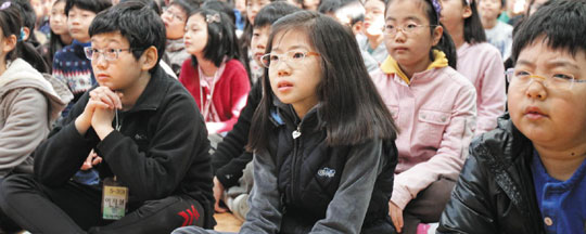 지난 5일 서울 신용산초등학교 강당에서 열린 굿네이버스의‘나눔교육’현장. 네팔에서 온 라주 카드카씨의 설명을 듣는 5학년생들의 표정이 진지하다. /굿네이버스 제공