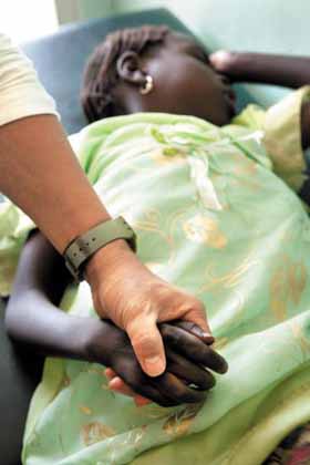 ▲비위생적인 환경 등으로 인해 시력을 잃 어가는 아프리카 차드의 8살 소녀 카디자가 처음으로 병원에서 검사를 받고 있다. /굿네이버스 제공