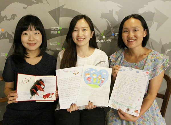 굿네이버스 번역봉사자인 (왼쪽부터)현다정, 민세연, 이정이씨 세 사람은 한국 후원자들의 편지를 각자 스페인어, 영어, 프랑스어로 번역해 후원 아동에게 보내는 역할을 하고 있다. /굿네이버스 제공