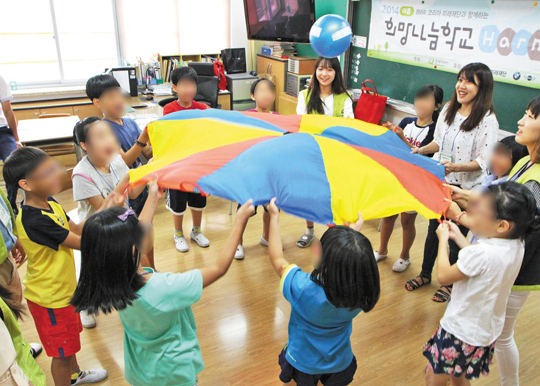 지난 5일, 서울의 한 초등학교 방학교실에서 진행된 굿네이버스 희망나눔학교 현장. 무용치료를 도입한 재미난 프로그램에 아이들의 열기가 뜨겁다. /굿네이버스 제