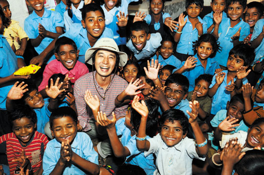 2010년 굿네이버스 인도지부 무두말리 사업장에서 이요셉씨가 아이들과 함께 환한 웃음을 짓고 있다. /굿네이버스 제공