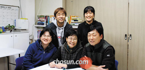 송경옥(사진 아랫줄 가운데) 구로구공동희망학교 시설장과 직원들의 모습. /권보람 더나은미래 기자