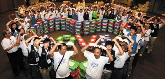 2010년 인도네시아에서 긴급구호 키트를 제작한 포스코 임직원들과 기아대책 실무자들의 모습. /기아대책 제공
