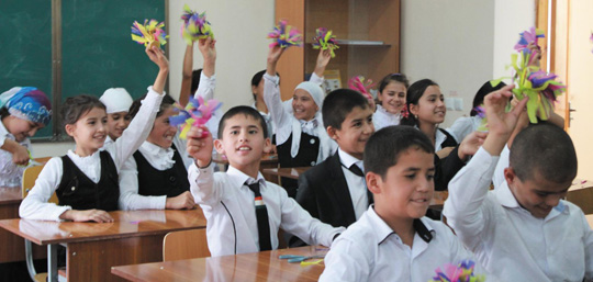타지키스탄 파흐타코르 마을의 아이들이 지구촌희망학교에서 문화체험 프로그램 시간을 갖고 있다. /김경하 기자
