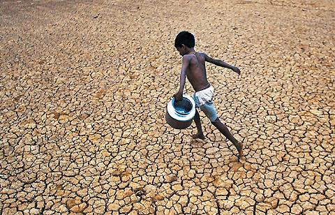 저개발국 어린이가 집에서 멀리 떨어진 식수대로 물을 길으러 가고 있다. 인간이 살아가려면 하루에 2L의 물이 필요하다. /뉴시스