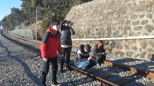 지난 1월 6일 명랑만보 사진반 학생들이 부산 동해지역의 폐쇄된 기찻길에서 사진촬영 실습수업을 진행하고 있다. /문화예술사회공헌네트워크 제공
