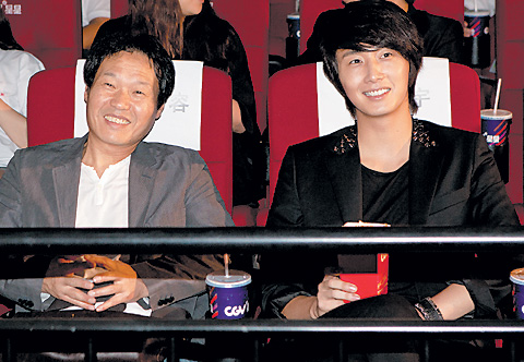 '2011 토토의 작업실'에 참석한 특별 멘토로 곽재용 감독(왼쪽)과 정일우는 10개 작품 모두에 찬사를 보냈다.