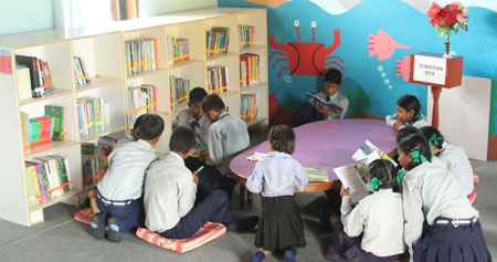 맘센터 도서관에서 ECDC(한국의 유치원 같은 시설)에 다니는 네팔 아이들이 책을 읽고 있다.