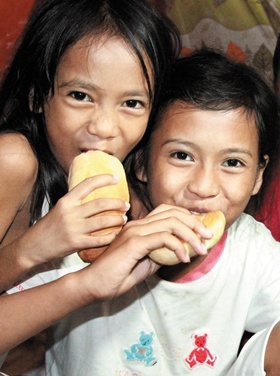 뿔로에서 빵과 우유 급식을 제공받은 아이들.