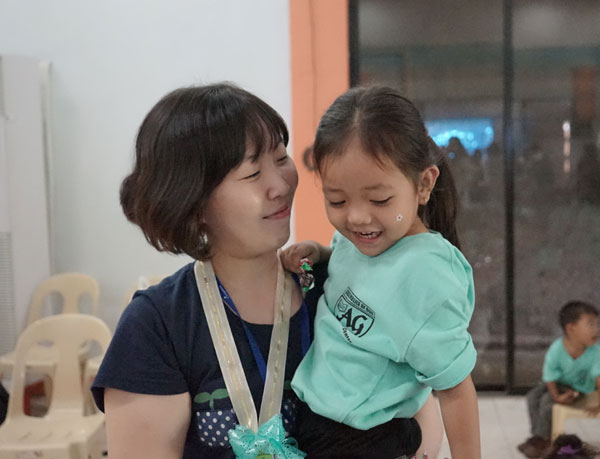 “후원 어린이들의 양육 과정을 투명하게 볼 수 있어 좋았어요.” 이미향(37·교사)