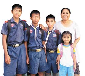 태국 우본랏차타니 지역의 월드쉐어 그룹홈 보모와 아이들의 모습.