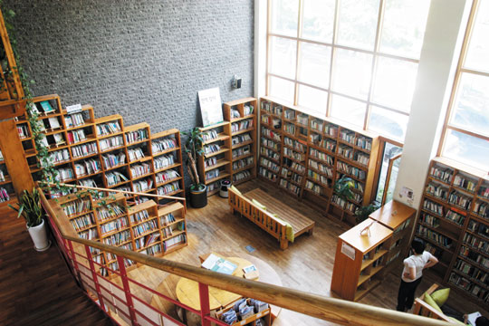 느티나무 도서관 1층 전경.
