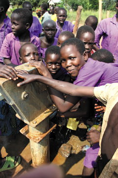 기아대책이 후원해 우간다에 만든 우물을 보며 주민들이 환호하고 있다.
