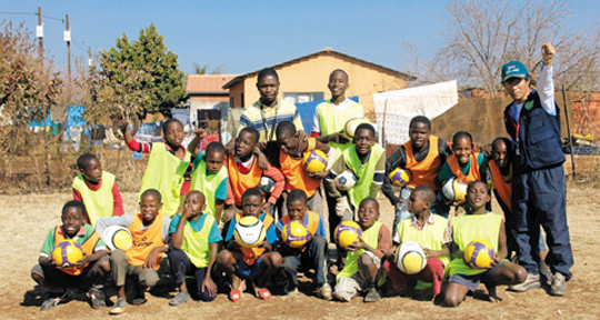 축구를 하며 한참을 뛰고 난 아이들은 아프리카의 추운 겨울과 에이즈의 공포를 잘 견뎌내고 있었다.