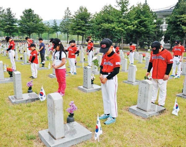 지난 5월 30일 한국야쿠르트 임직원과 ‘논현돌핀스’ 소속 아동들이 서울국립현충원을 찾았다.