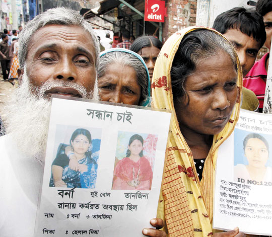 지난 5월 25일, 방글라데시 라나플라자 참사 현장에서 가족들이 여전히 돌아오지 않는 피해자를 찾고 있다.