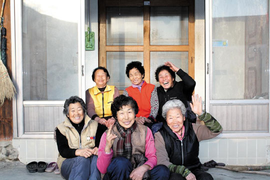 주민 수(110명)의 80배에 이르는 외부인이 찾는 매동마을. 이는 옛날 흔적이 그대로 살아있는 한옥 민박과 할머니가 직접 지어준 따뜻한 한 끼, 그리고 마을의 미래를 함께 고민하고 그려가는 주민들의 유대감 덕분이다.