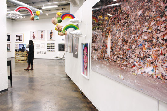 신진 예술가들이 전시된 1층 갤러리 모습.