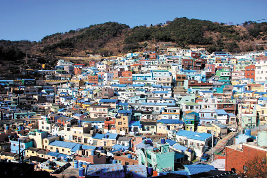 감천마을은 ‘문화예술프로젝트’를 통해 ‘한국의 산토리니’라 불리는 관광지역이 됐다.