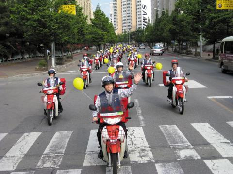 청원노인행복네트워크는 이장, 집배원 등 언제든 노인을 직접 만날 수 있는 사람들의 협조를 통해 복지의 사각지대에 놓일 수 있는 노인들을 발굴하고 있다.