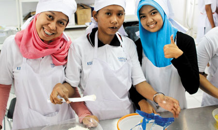지난 1일 제빵반 수업 현장에서 만난 PT삼익직업훈련학교 학생들은 바나나케이크를 만들고 있었다